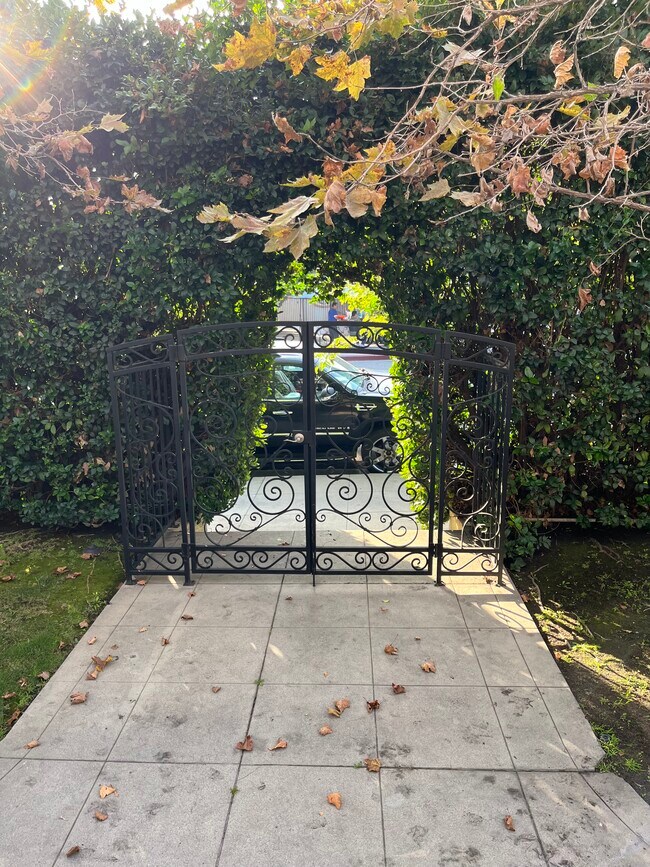 504 N Heliotrope Dr unit 502 N heliotrope, Los Angeles, CA 90004 - photo 3