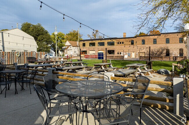 Enjoy the outdoors and savor the flavors of Redwood Inn's pizza, in Fort Wayne, Nebraska.