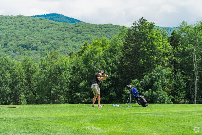 Locals of Mendon can practice their swing on the wide golf range at Green Mountain National.