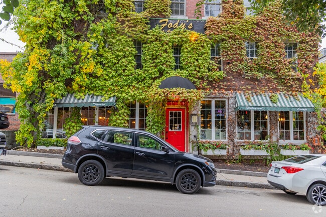 Fody's Tavern in North End Nashua offers pub grub, wine & cocktails, in a lively atmosphere.