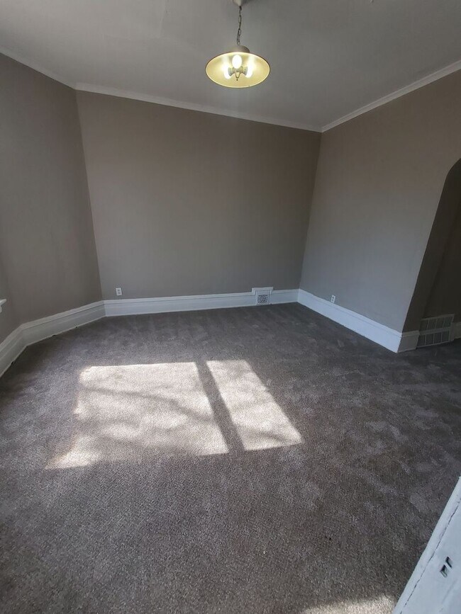 2458-2460-2460 W Juneau Ave Unit 2458 Lower Front, Milwaukee, WI 53233