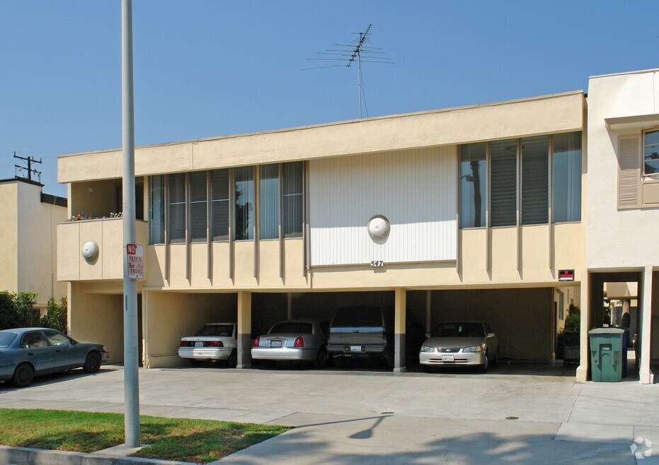 Cozy Perfect Location Three Bedroom Available in Los Angeles!, West Hollywood, CA 90048 - photo 1