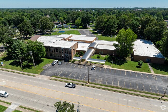 The student population of McNabb Elementary School is 361 and the school serves K-5.