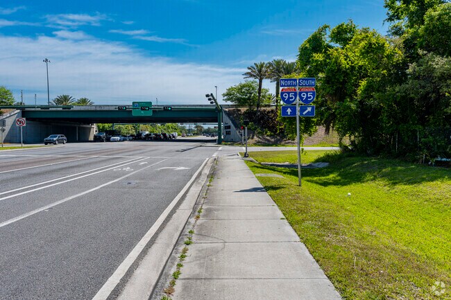 Tomoka Oak is centrally located near interstate I-95 and U.S. Highway 1 making for easy travel.