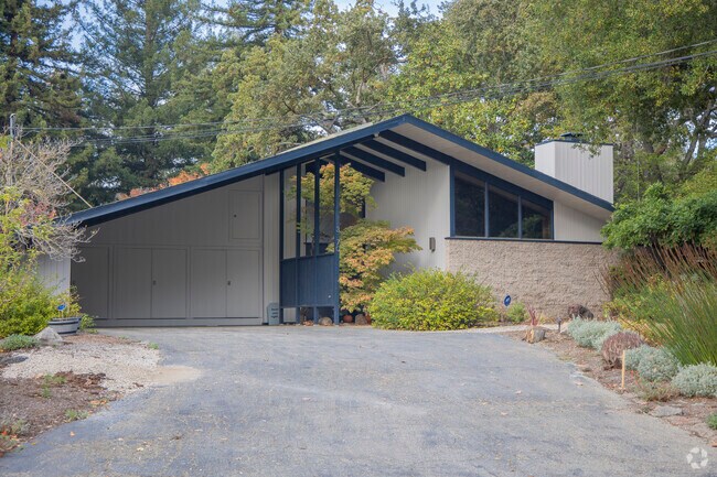 Peardale Estates features some beautiful Eichler style midcentury architecture.