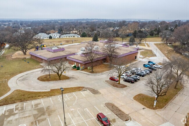 Hitchcock Elementary School is conveniently located amongst central Omaha neighborhoods.