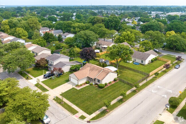 Foxboro is small neighborhood situated north of I-270 and west of Sawmill Road in Columbus Ohio.