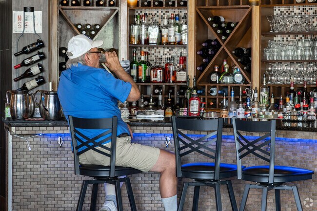 If you're looking for great drinks and food in Hollywoods, stop by Riverside Pub & Grille.