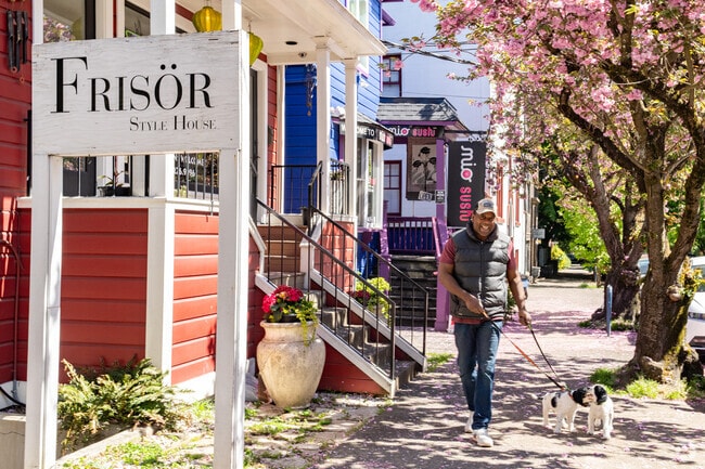 Uptown residents enjoy the walkability to shopping and dining within the neighborhood.