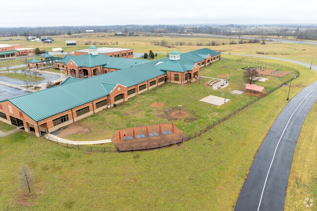 The student population of Red Oak Elementary School is 537 and the school serves 1-5.