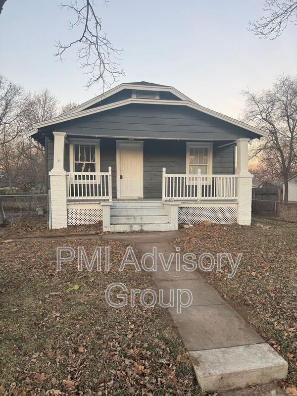 1827 NW Tyler St, Topeka, KS 66608