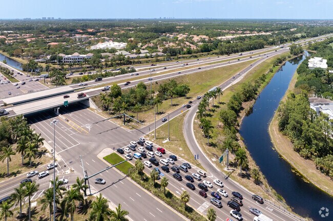 Longshore Lakes has a convinient location just a minute from i-75.