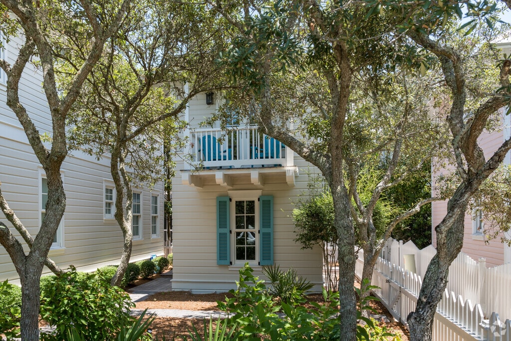 Seaside Day School serves students in 5th through 12th grades.