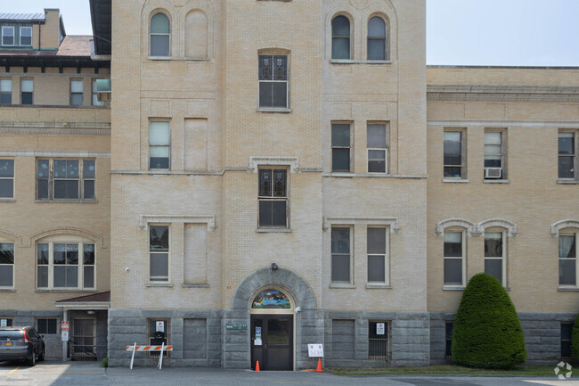 The MDQ Academy in Brentwood, NY has approximately 265 students in grades PK, K-9.