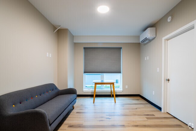 1BR, 1BA - 470SF -Living Room