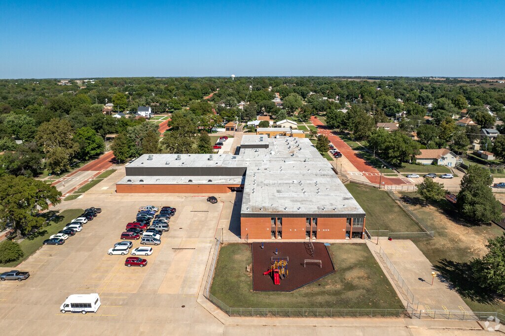Kingman Elementary has an outdoor playground for kids to enjoy.