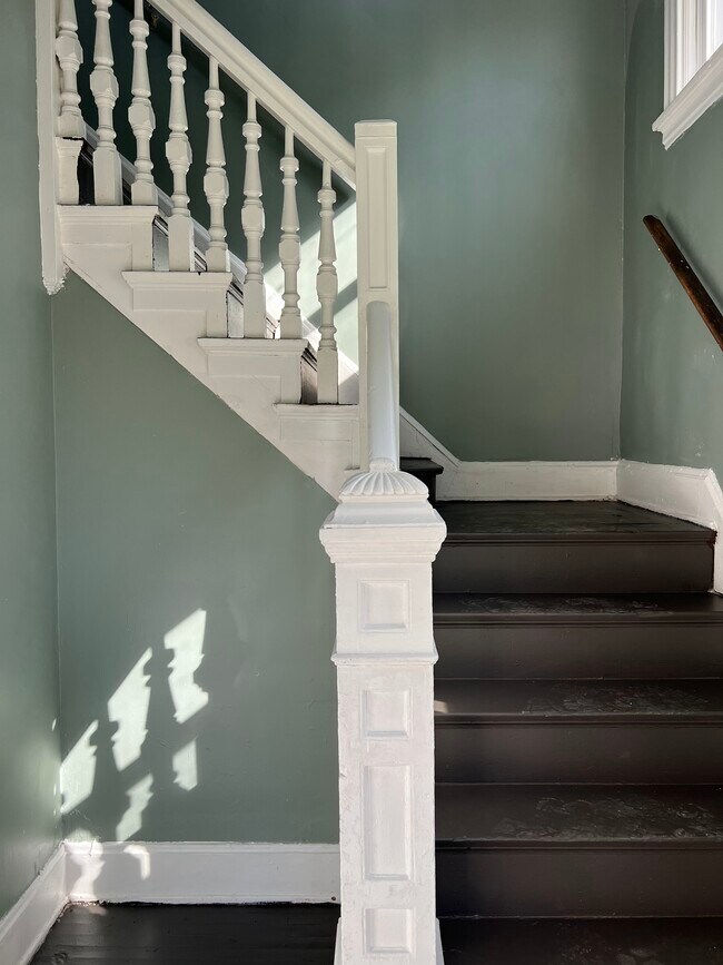 792 N Fred Shuttlesworth Cir unit 1, Cincinnati, OH 45229 - photo 3