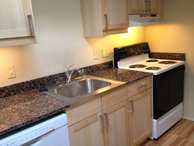 Camelot Apartments, Royal Oak, MI 48073 - photo 2