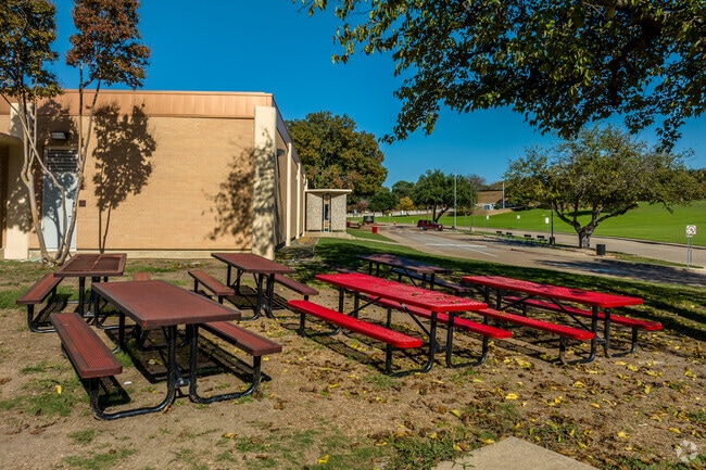 When the weather is nice, Northlake Elementary School students have lunch outside.