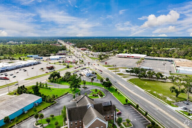 Downtown Perry is a crossroads for U.S. Highways 221, 19, and 98, offering convenient access in all directions.