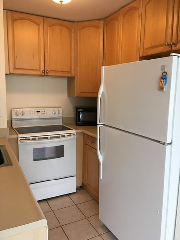 Kitchen and W/D in unit