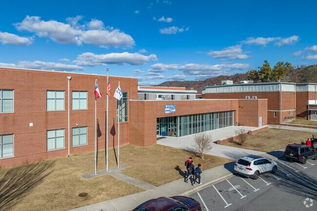 Ringgold Middle School serves students from 6th to 8th grade.