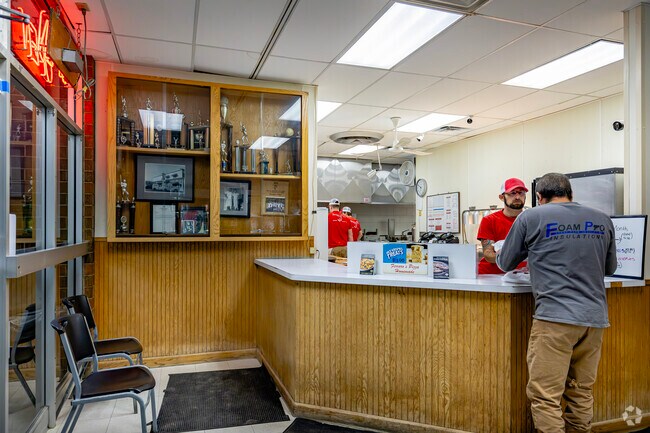 Ferraro's Pizza specializes in providing delicious deep dish pizza to Georgetown diners.