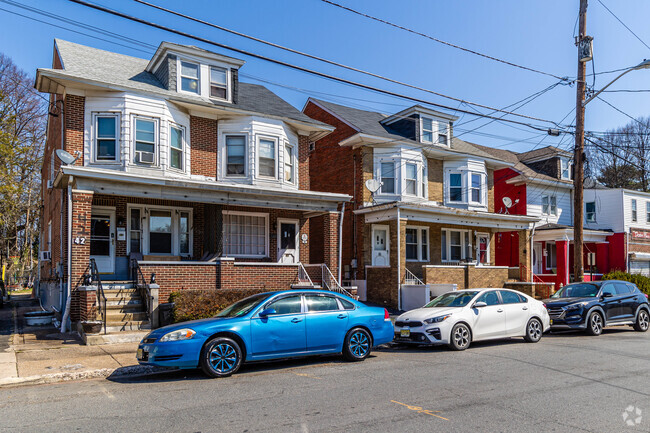 Street view of homes and walkable side walks in the Battle Monument, Trenton area in NJ.