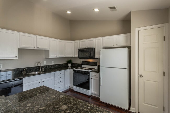 7507 Snowpea Ct unit M, Alexandria, VA 22306 - photo 2