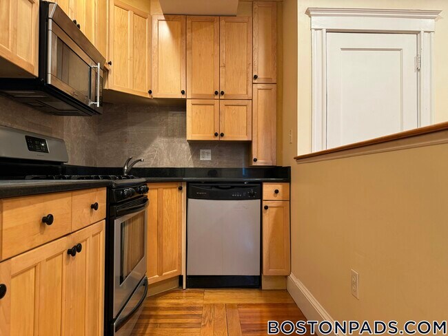 191 Winthrop Rd unit 6, Brookline, MA 02445 - photo 3