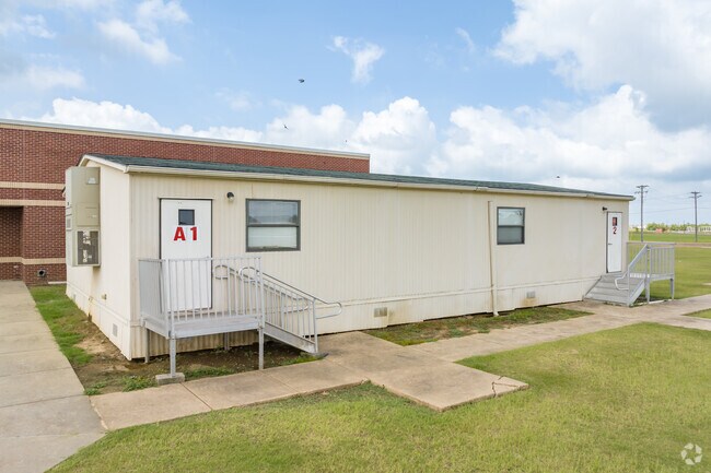Lake Cormorant Middle School makes use of portable buildings.