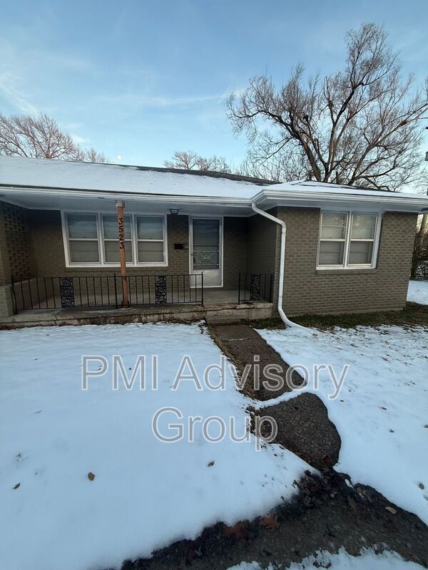 3523 SW 9th St, Topeka, KS 66606 - photo 1