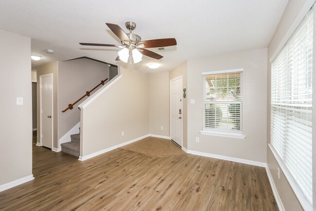 13214 Montclair Point Ct, Houston, TX 77047 - photo 5