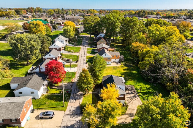 Quiet neighborhood streets in Highland Heights feature well-kept sidewalks and light concrete paving.