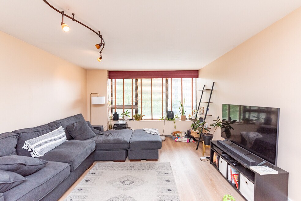 Lake Park Plaza unit 310, Chicago, IL 60613 - photo 1