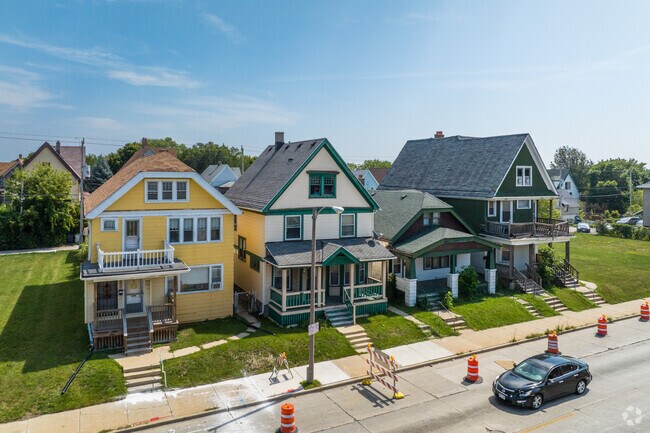 A row of houses lines the street in the Walnut Hill Neighborhood.