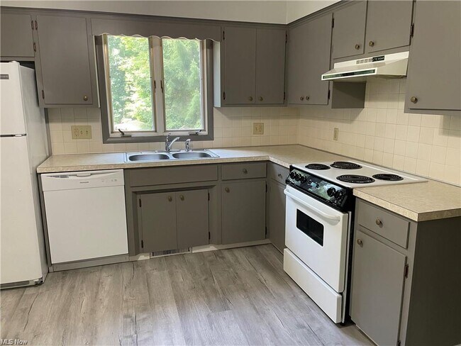 4435 Ridgedale Dr, Akron, OH 44319 - photo 4