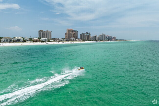 Hammock Bay is only a few minutes from the beautiful Emerald Coast beaches.