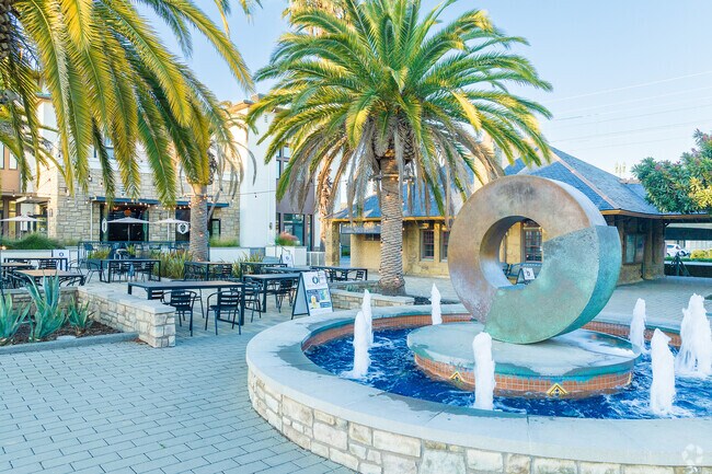 Cordes has many shopping and dining options.