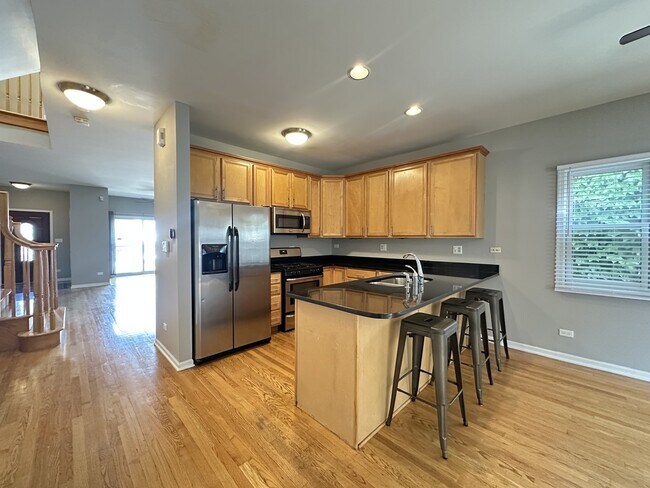 724 N Willard Ct unit M01H, Chicago, IL 60642 - photo 2