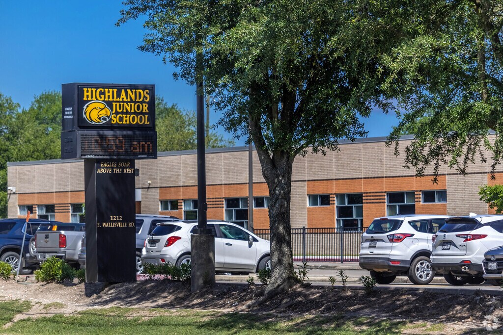 Highlands Junior High School is an above average school in test scores with a student to teacher ratio of 18 to 1.