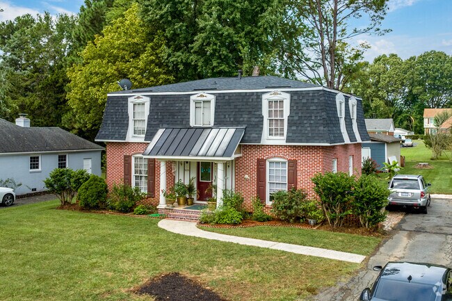 Many of the larger homes in Idlewild Farms at Colonial Revival in style.
