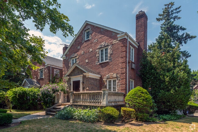 Many of the neighborhoods single family homes are in an area called The Crescents.