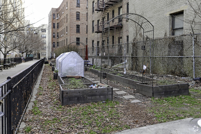 P.S. 87 - Middle Village is an above average, public school located in Middle Village, NY.