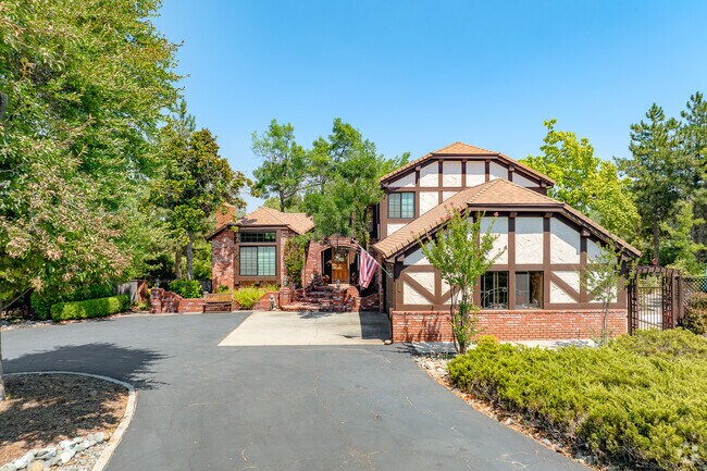 Long driveways and large lot sizes are common in Centerville.