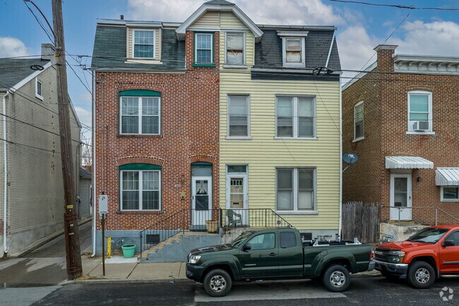 1st Ward Traditional Townhomes in Allentown, PA offers street parking as the best option.