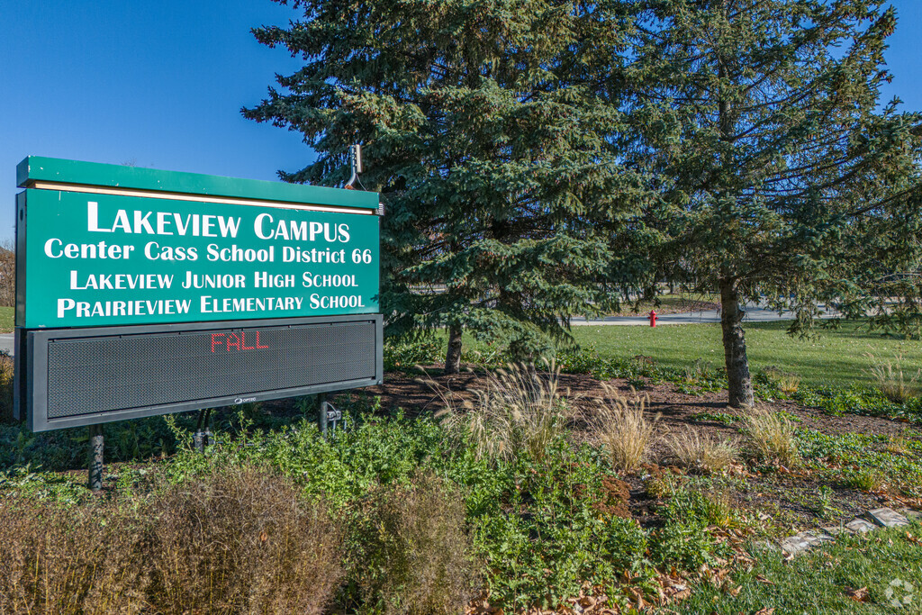 Lakeview Jr High School serves over 350 students in the Darien neighborhood.