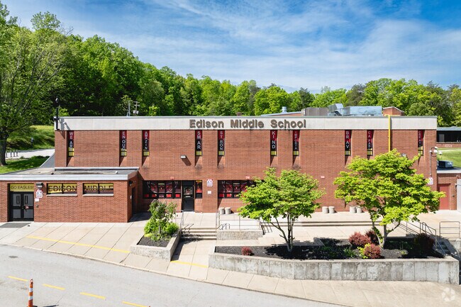 Edison Middle School welcomes the eager minds of Mineralwells.