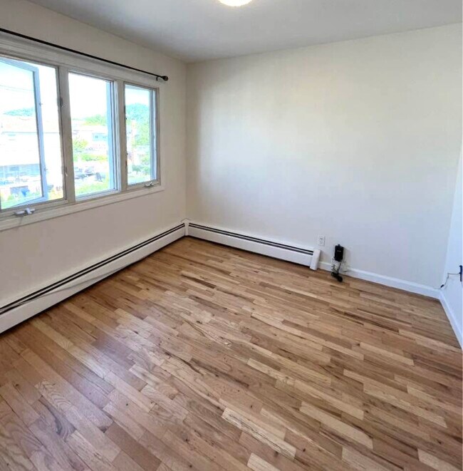 1521 209th St, Bayside, NY 11360