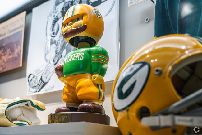 The Green Bay Packers Hall of Fame and Museum showcases team trophies and memorabilia.